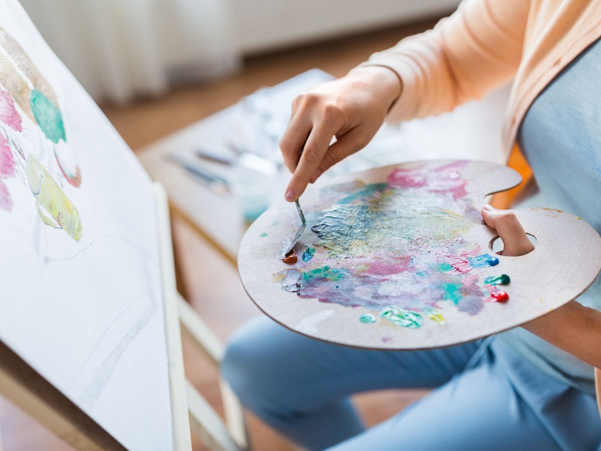 painter holding a palette knife for impasto painting